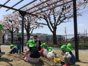 さくらの花の下で遊ぶ子ども達