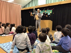 紙袋から飲み物が出てくる手品に驚く子ども達