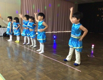 あおいサテンの衣装を着て踊る子ども達