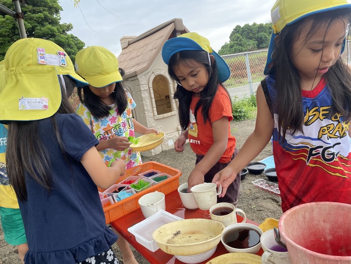 色水遊びをする子どもたち