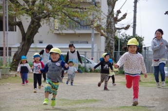 写真：お庭でかけっこをする子ども達