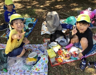 お弁当を食べる子ども