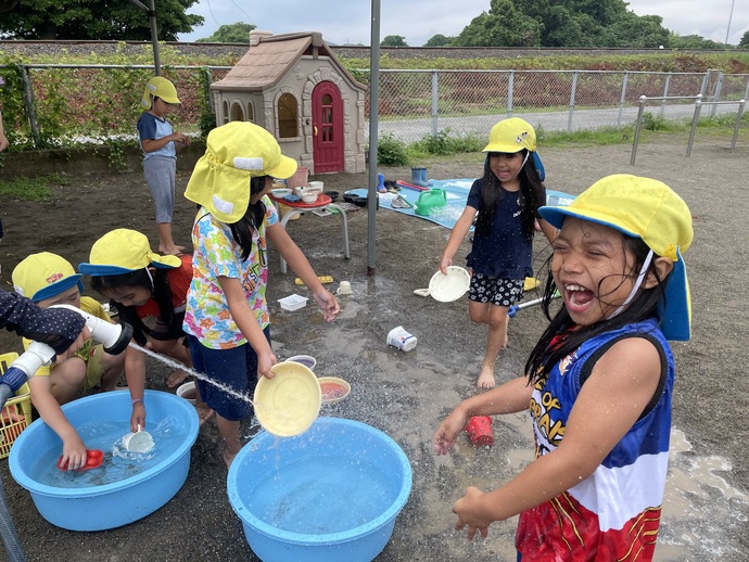 園庭で準備運動をする子ども達