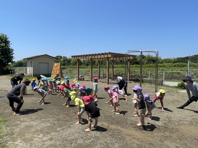 園庭で水遊びをする子ども達