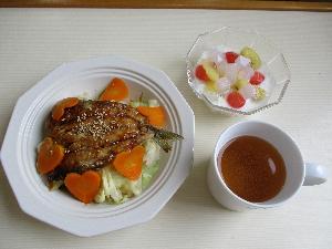 写真：イワシのかば焼き丼 スイカとナタデココのヨーグルト