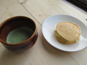 写真：さつまいもあんのどら焼きとお抹茶