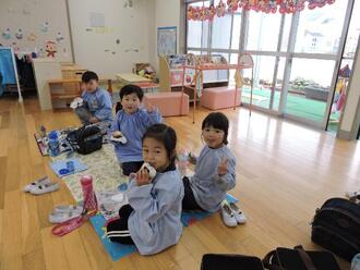 写真：おにぎり弁当を食べる様子1