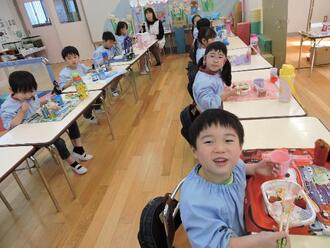 写真：ひなまつり弁当を食べる様子