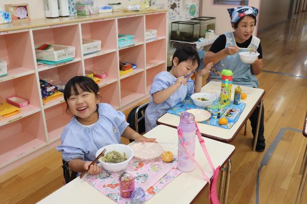 写真：芋汁を食べる子供たち