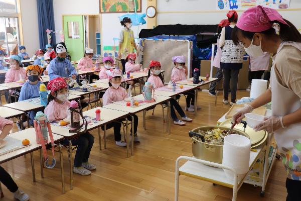 写真：芋汁を待つ子供たち