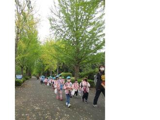 写真：笠松運動公園を歩く子供たち