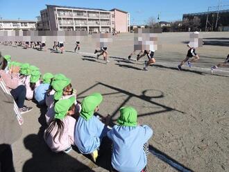 写真：持久走大会で応援をする子どもたち1