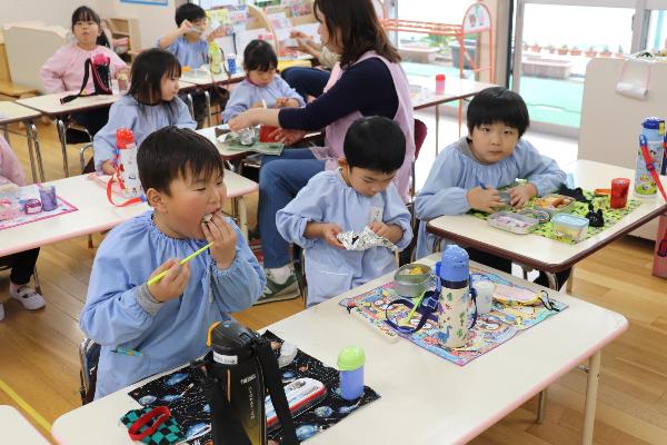 写真：お弁当を食べる様子