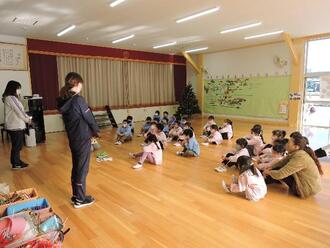 写真：小学校の先生による挨拶