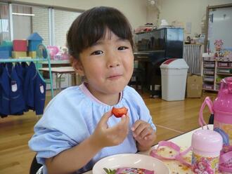 写真：いちごを食べる子供1