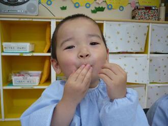 写真：いちごを食べる子供2