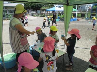 写真：色水で遊ぶ様子