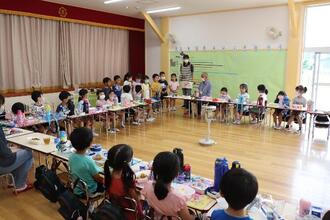 写真：みんなで食卓を囲む様子