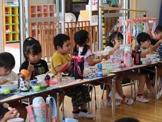 写真：カレーを食べる子どもたち2