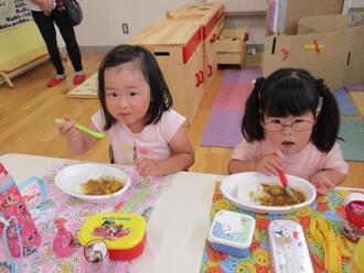 写真：カレーを食べる子どもたち1