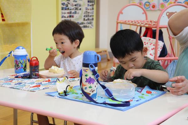 写真：ケーキを食べる子どもたち1