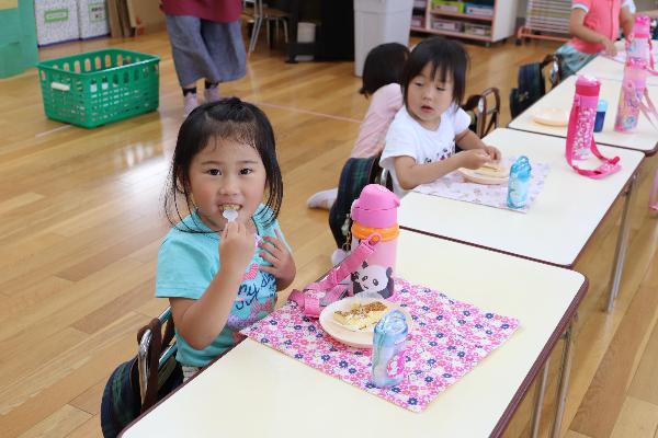 写真：ケーキを食べる子どもたち2