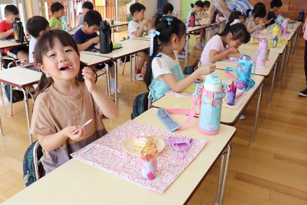 写真：ケーキを食べる子どもたち3