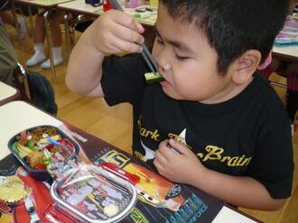 写真：きゅうりを食べる子ども