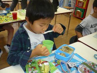 写真：味噌汁をすする子ども