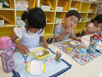 写真：お弁当を食べる子どもたち