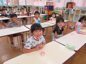 写真：金平糖を食べる子どもたち