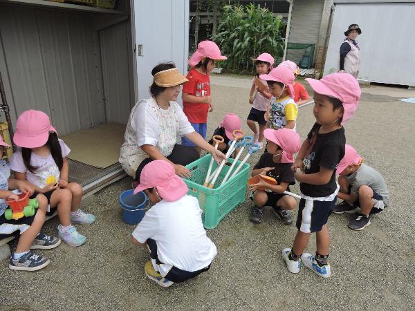 写真：大掃除をするうさぎ組の子供たち