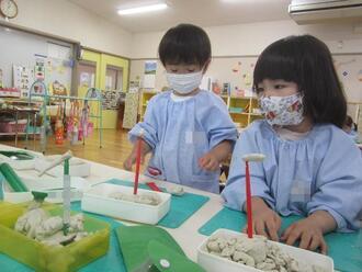 写真：粘土遊びの様子2