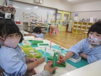 写真：粘土遊びの様子3