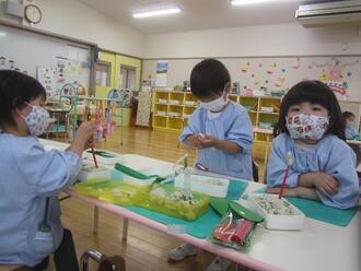 写真：粘土遊びの様子1