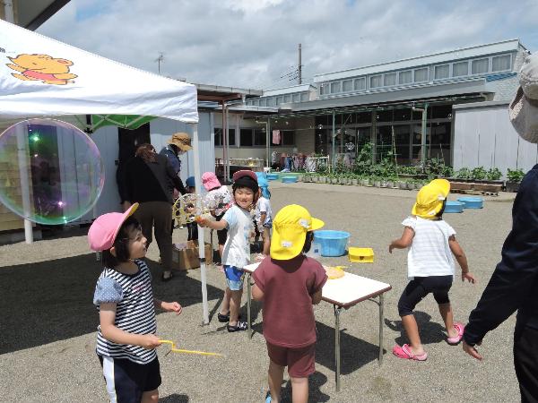 写真：水遊びの様子2