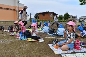 写真：園庭でお弁当を食べました。