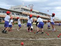 写真：紅組の玉入れ