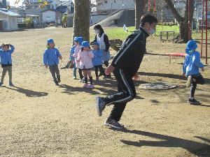 写真：けいどろで遊んでいます。