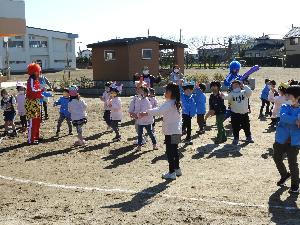 写真：鬼と一緒にダンスを踊ります。