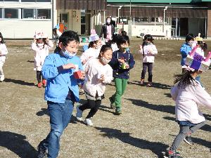 写真：豆まきをしています。