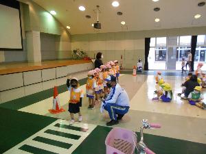 写真：園児が横断歩道を渡る練習をしている