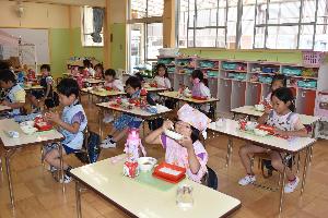 写真：年長さんが給食を食べている