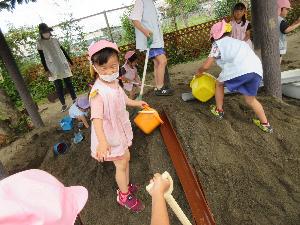 写真：砂場あそび。