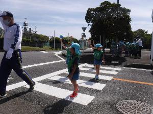 写真：道路を横断する練習をする年長児