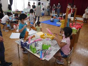 写真：チョコバナナ屋さんで品物を作っている年長児