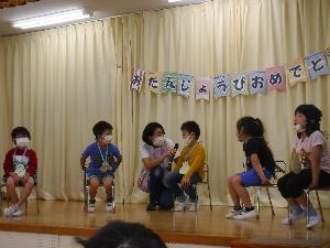 写真：質問に応える誕生児