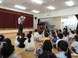 写真：2学期の始業式で園長先生の話を聞く園児