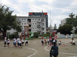 写真：玉入れをしている年中児と年少児