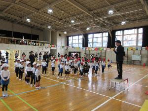 写真：体育館での運動会開会式の様子